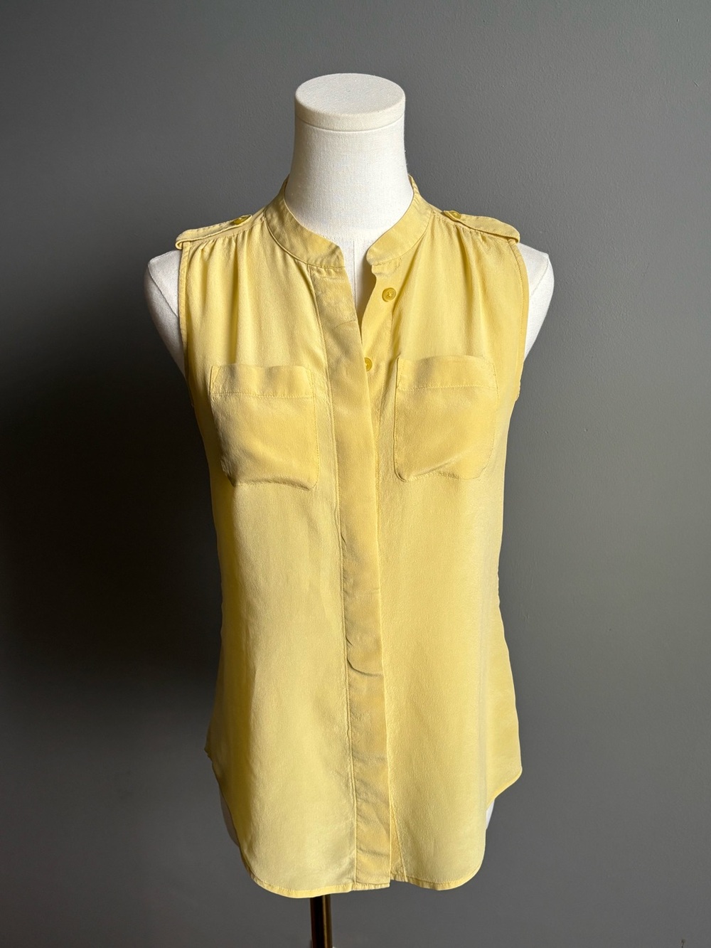 Banana Republic 100% Silk Sleeveless Button Front Shirt